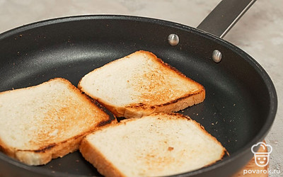 Подготовьте хлеб. На сковороду налейте растительное масло, поставьте ее на огонь и дождитесь, когда масло раскалится. Переложите тосты на сковороду и обжарьте их с обеих сторон до румяной корочки.