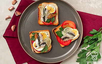 Тосты с анчоусами подавайте к столу сразу после приготовления в качестве легкой закуски.