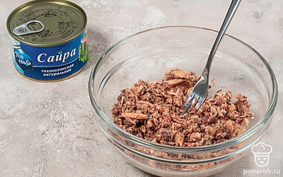 Выложите сайру миску и тщательно разомните вилкой.