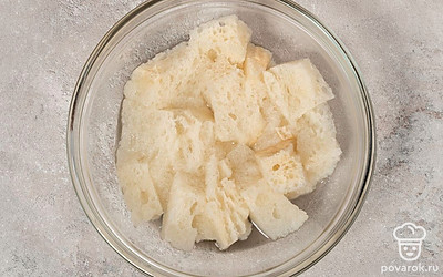 Нарежьте ломтики белого хлеба на небольшие ломтики. Положите в другую миску и залейте половиной стакана теплой воды.