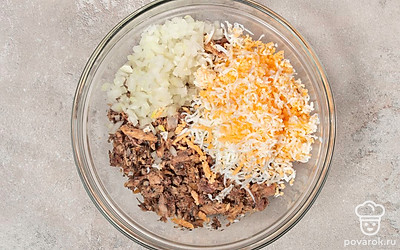 Нарежьте куриные яйца маленькими кубиками. Положите их в миску к рыбе с луком.