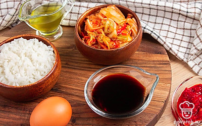 Выложите все ингредиенты на стол для удобства приготовления. Рис заранее отварите в подсоленной воде.