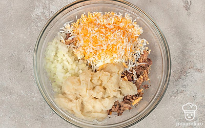 Отожмите батон от жидкости и добавьте его в миску к остальным ингредиентам.