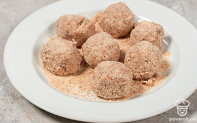 Слепите влажными руками небольшие котлеты. Обваляйте каждую в панировочных сухарях.