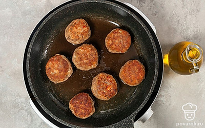 Разогрейте на сковороде растительное масло. Пожарьте котлеты по 4-5 минут с каждой стороны на среднем огне.