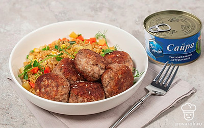 Подайте готовые котлеты с булгуром или любым другим гарниром на ваш выбор. Украсьте порцию микрозеленью и кунжутом.