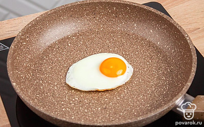 Пожарьте на сковороде яичницу-глазунью. Посолите по вкусу. Следите за тем, чтобы желток остался жидким.