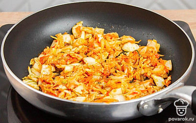 В глубокую сковороду с растительным маслом выложите нарезанный кимчи и обжарьте в течение 1 минуты.