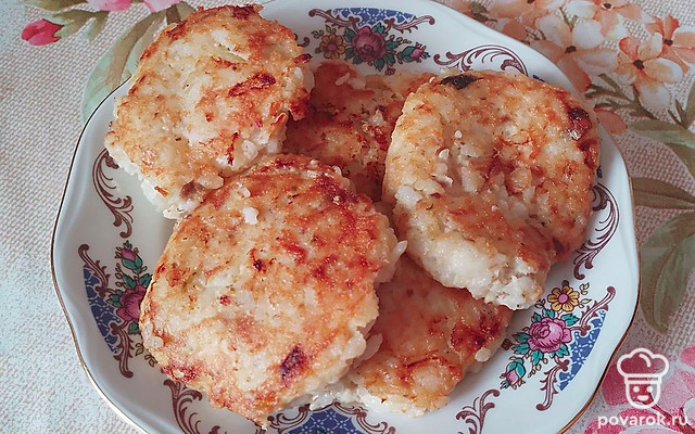 Котлеты из консервированной горбуши с рисом — Рецепт с фото