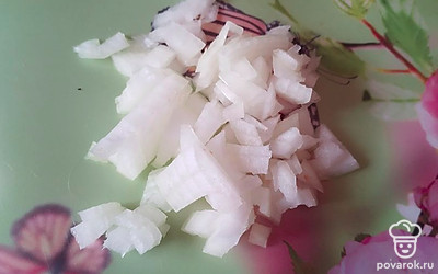 Нарежьте лук.