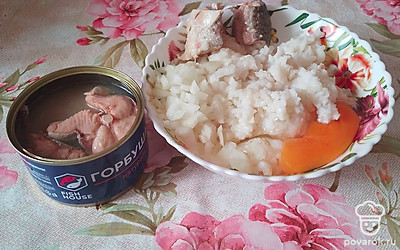 Отварите рис и морковь, смешайте их с луком, яйцом и консервированной горбушей.