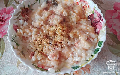 Посолите, добавьте хмели-сунели и хорошо перемешайте.