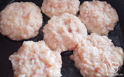 Слепите котлеты, обжарьте по 7-8 минут с каждой стороны.