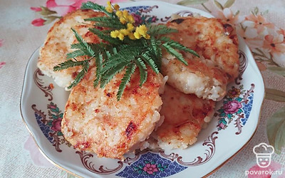 Можно украсить веточкой мимозы или другим живым цветком. 