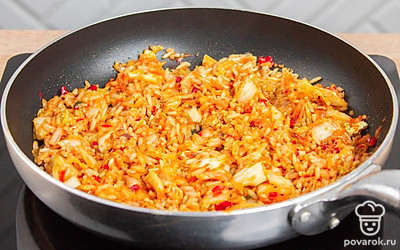 Перемешайте и продолжайте жарить в течение 7-8 минут.