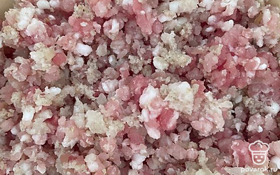 Смешайте свиной и говяжий фарши.