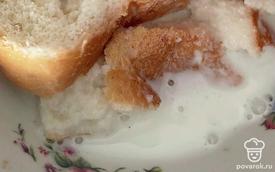 Замочите хлеб в молоке.