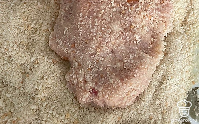 Сформируйте котлету влажными руками и обваляйте в панировочных сухарях.