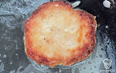 Обжарьте на топленом масле до красивого цвета.