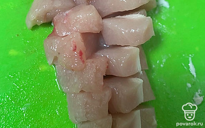 Филе кролика помойте, обсушите бумажным полотенцем, нарежьте и простите через мясорубку. Посолите, поперчите, добавьте одно яйцо и перемешайте.