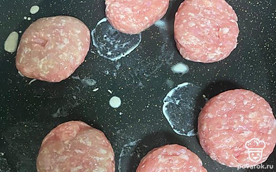 Сформируйте маленькие котлетки. На сковороду налейте растительное масло. Сковороду нагрейте, выложите котлетки.