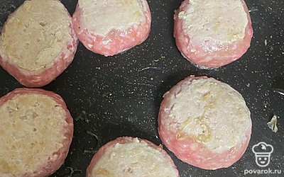 Обжарьте с одной стороны в течение 10 минут. Переверните на другую сторону.