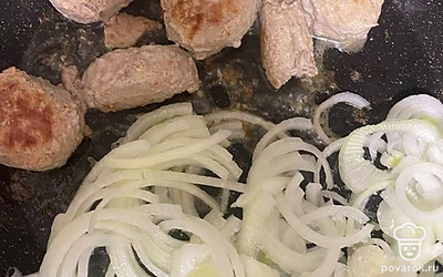 За 5 минут до готовности нарежьте одну луковицу полукольцами и выложите на сковороду рядом с котлетками.