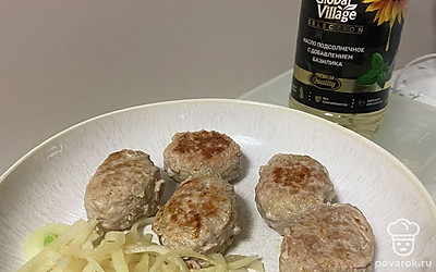 Перед подачей полейте лук лимонным соком. Подайте котлеты горячими.