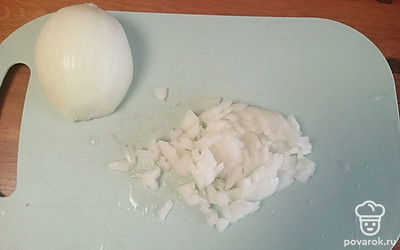 Репчатый лук почистите и мелко нарежьте. 