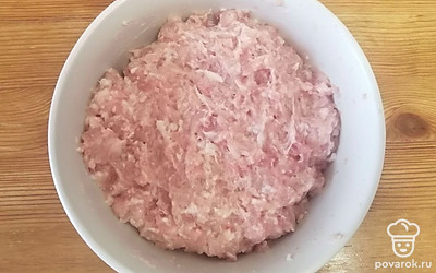 В тарелку выложите куриный фарш. 