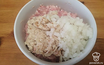 Добавьте лук и белый хлеб. 