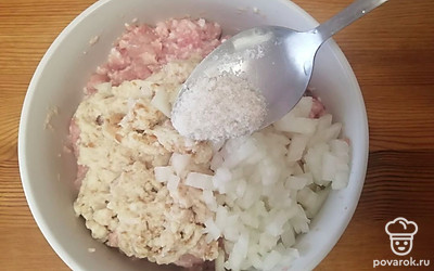 Фарш посолите по вкусу. 