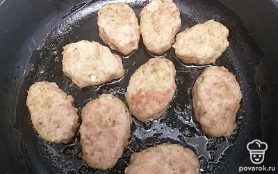 Сформируйте котлеты и обжарьте на среднем огне в течение 30-35 минут. 