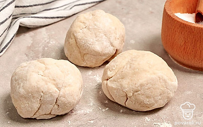 Постепенно введите в опару муку. Тщательно вымесите тесто, разделите его на три части. Накройте полотенцем и оставьте на 40 минут при комнатной температуре.