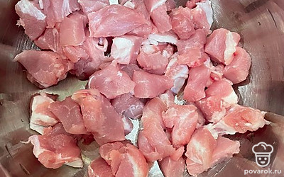 Нарежьте свинину небольшими кусочками.