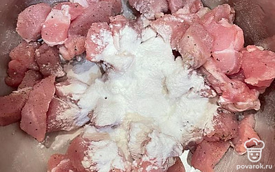 Добавьте соль, перец и крахмал. Перемешайте.