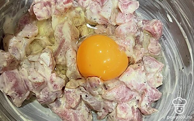 Добавьте яйцо, перемешайте. Уберите смесь в холодильник на 20 минут.