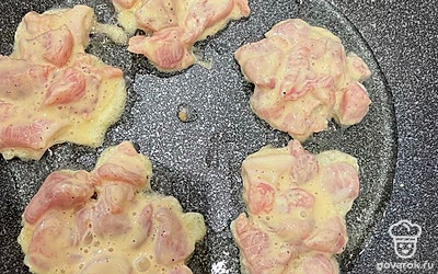 Жарьте сформированные из массы оладушки на сковороде с двух сторон. Томите по 4 минуты с каждой.