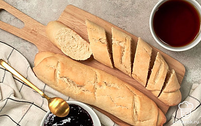 Подавайте багет, нарезав его на ломтики и смазав апельсиновым джемом.