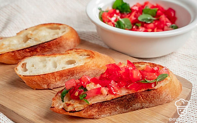 Приготовьте бутерброды. Овощную начинку выложите на подсушенные кусочки хлеба.