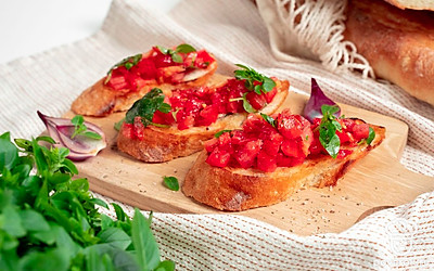 Перед подачей полейте бутерброды из багета с помидором тонкой струйкой устричного соуса.