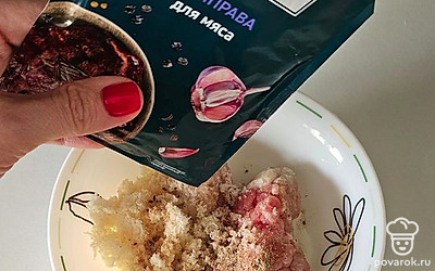 К фаршу добавьте мякоть хлеба, специи, немного соли.