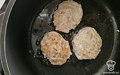 Все хорошо перемешайте. Из фарша сформируйте котлеты и обжарьте на растительном масле.