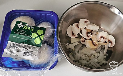 Отдельно обжарьте лук и грибы 7 минут.