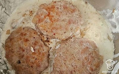 Выложите котлеты, тушите 20 минут.