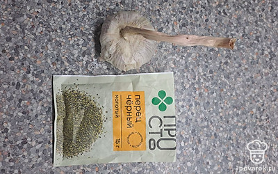 К фаршу добавьте соль, чеснок и молотый перец.