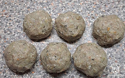 Из полученного фарша формируйте котлеты.