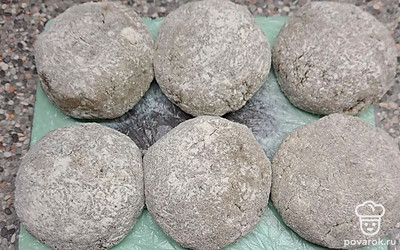 Обваляйте котлеты в муке и выложите на разогретую сковородку.