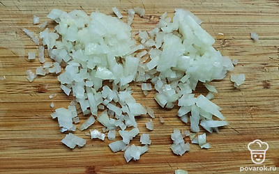Лук мелко нарежьте. Картофель натрите на мелкой терке. 
