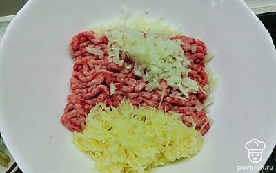 Добавьте в фарш лук и картофель. 